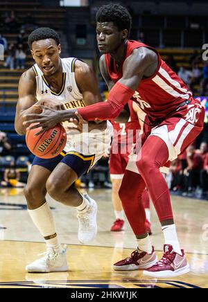 Berkeley, CA, USA, 05th. Februar 2022. A. der Washington State Forward Mouhamed Gueye (35) kämpft während des NCAA Männer-Basketballspiels zwischen den Washington State Cougars und den California Golden Bears um den Ball. Washington State schlug California 68-64 im Hass Pavilion Berkeley Calif. Thurman James/CSM/Alamy Live News Stockfoto