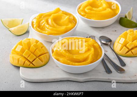 Mango-Eis oder schöne Creme, gemischtes gefrorenes Mango-Dessert Stockfoto