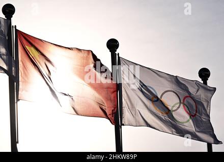 Peking, China. 06th. Februar 2022. Olympische Spiele, Feature. Die chinesischen und olympischen Flaggen winken im Wind in der Nähe des Pressezentrums. Kredit: Peter Kneffel/dpa/Alamy Live Nachrichten Stockfoto