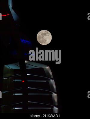 Vollmond hinter Portsmouth Spinnaker Tower Stockfoto