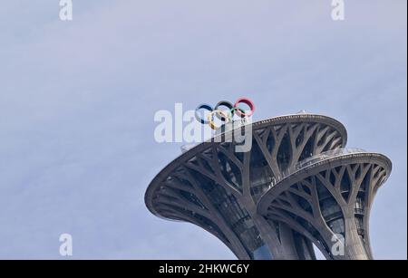 Peking, China. 06th. Februar 2022. Olympische Spiele, Feature. Die olympischen Ringe sind auf dem Olympiaturm zu sehen. Kredit: Peter Kneffel/dpa/Alamy Live Nachrichten Stockfoto