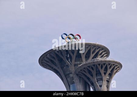 Peking, China. 06th. Februar 2022. Olympische Spiele, Feature. Die olympischen Ringe sind auf dem Olympiaturm zu sehen. Kredit: Peter Kneffel/dpa/Alamy Live Nachrichten Stockfoto