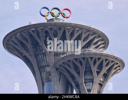 Peking, China. 06th. Februar 2022. Olympische Spiele, Feature. Die olympischen Ringe sind auf dem Olympiaturm zu sehen. Kredit: Peter Kneffel/dpa/Alamy Live Nachrichten Stockfoto