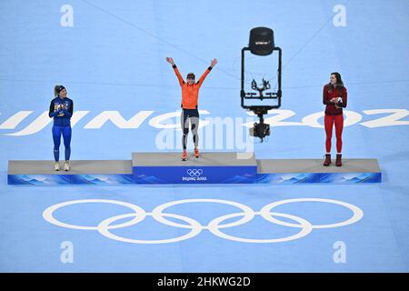 Peking, China. 05th. Februar 2022. Olympische Spiele, Eisschnelllauf, Frauen, 3000 m in der National Speed Skating Hall 'The Ice Ribbon'. Nach dem Rennen feiern die zweitplatzierte Italienerin Isabelle Weidemann, die niederländische Goldmedaillengewinnerin Irene Schouten und die drittplatzierte Kanadaerin Isabelle Weidemann. Kredit: Peter Kneffel/dpa/Alamy Live Nachrichten Stockfoto