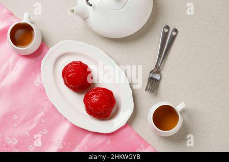 Red Tortoise Cake (Ang Ku Kueh oder Kue Ku) die berühmte chinesische Verheißungsgebäck für Langlebigkeit, Glück und Wohlstand in allen chinesischen Festivals und Stockfoto