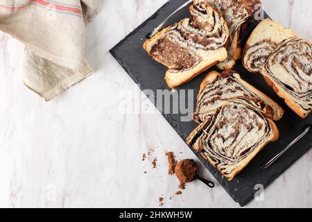 Zimt-Babka- oder Brioche-Brot. Brot im Wirbel, hausgemachte Backwaren zum Frühstück, weißer Hintergrund, ausgewählter Fokus Stockfoto