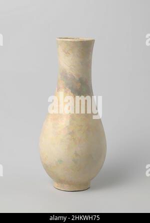 Kunst inspiriert von einer Birnenförmigen Vase mit einer knisternden cremefarbenen Glasur, einer Birnenförmigen Vase aus Steinzeug (Dong-khe-Good/Yiangnan Ding), mit einem breiten Hals und einem hohen Fußring. Cremefarbene, knisternde Glasur. Monochrome., China, c. 1700 - c. 1799, Steinzeug, Glasur, Vitrifizierung, Höhe 38,2 cm, Klassische Werke, die von Artotop mit einem Hauch von Moderne modernisiert wurden. Formen, Farbe und Wert, auffällige visuelle Wirkung auf Kunst. Emotionen durch Freiheit von Kunstwerken auf zeitgemäße Weise. Eine zeitlose Botschaft, die eine wild kreative neue Richtung verfolgt. Künstler, die sich dem digitalen Medium zuwenden und die Artotop NFT erschaffen Stockfoto