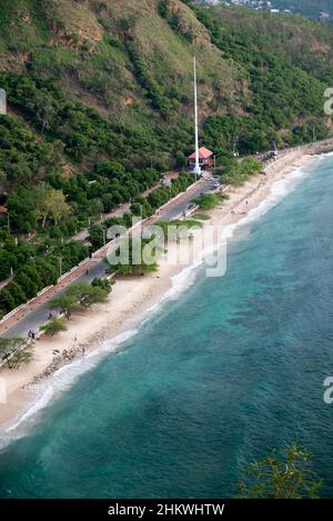 Tropisches, exotisches Paradies Blick auf den Cristo Rei Beach in Dili, Timor Leste. Stockfoto