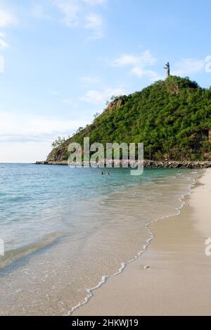 Tropisches, exotisches Paradies Blick auf den Cristo Rei Beach in Dili, Timor Leste. Cristo Rei Statue von Jesus am Strand auf einem Hügel. Stockfoto