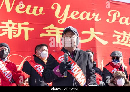 Stadtrat Peter Koo spricht während der Mondneujahresparade in Flushing, Chinatown. An der Parade nahmen viele gewählte Beamte Teil, darunter Gouverneur Kathy Hochul, Vizegouverneur Brian Benjamin, Bundesanwältin Letitia James, Staatsvertreter Thomas DiNapoli, Senator Charles Schumer, Kongressabgeordnete Grace Meng und andere. Die Parade wurde von der Flushing Chinese Business Association (FCBA) organisiert. Die Hauptstraße war mit Hunderten von chinesischen Nationalflaggen geschmückt. (Foto von Lev Radin/Pacific Press) Stockfoto