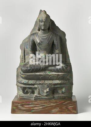 Von Buddha inspirierte Kunst, Buddha saß auf einem Lotuskissen in Wajrasana, ausgeführt in schwarz-grauem Kalkstein. Auf Sockel., Noordoost-Indien, 800 - 1000, Kalkstein, sokkel:, Höhe 38,7 cm × Breite 25 cm × Tiefe 13,1 cmHöhe 44 cm × Breite 28 cm × Tiefe 14,5 cm, Classic Works modernisiert von Artotop mit einem Schuss Moderne. Formen, Farbe und Wert, auffällige visuelle Wirkung auf Kunst. Emotionen durch Freiheit von Kunstwerken auf zeitgemäße Weise. Eine zeitlose Botschaft, die eine wild kreative neue Richtung verfolgt. Künstler, die sich dem digitalen Medium zuwenden und die Artotop NFT erschaffen Stockfoto