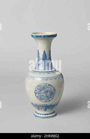 Kunst inspiriert von ovoider Vase mit drei Medaillons stilisierter Wellen, ovoider Vase aus weichem Porzellan (pâte tendre) mit langem, ausladenden Hals und erhöhtem Rand, in Unterglasur blau lackiert. An der Wand dekorative Bänder und drei Medaillons mit stilisierten Wellen; der Hals mit einem Band von, Classic Works modernisiert von Artotop mit einem Schuss Moderne. Formen, Farbe und Wert, auffällige visuelle Wirkung auf Kunst. Emotionen durch Freiheit von Kunstwerken auf zeitgemäße Weise. Eine zeitlose Botschaft, die eine wild kreative neue Richtung verfolgt. Künstler, die sich dem digitalen Medium zuwenden und die Artotop NFT erschaffen Stockfoto