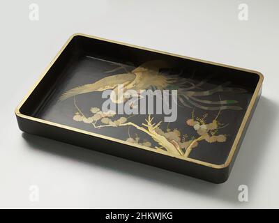 Kunst inspiriert von Tablett mit einem Hoo-Vogel und Paulownia, rechteckiges tiefes Tablett, mit einem phönix und Paulownia in Gold, rechteckiges Tablett mit geraden Wänden. In schwarzem Lack mit einer Darstellung eines phönix über einem Paulownia-Baum in Takamakie und mit Intarsien in Perlmutt dekoriert, modernisierte Classic Works von Artotop mit einem Schuss Moderne. Formen, Farbe und Wert, auffällige visuelle Wirkung auf Kunst. Emotionen durch Freiheit von Kunstwerken auf zeitgemäße Weise. Eine zeitlose Botschaft, die eine wild kreative neue Richtung verfolgt. Künstler, die sich dem digitalen Medium zuwenden und die Artotop NFT erschaffen Stockfoto