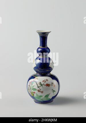 Kunst inspiriert von dreifach-Kürbis-förmigen Flaschenvase mit Puderblau und Blumensprays und Vögel, Flaschenförmige Vase (geklopfte Flasche) aus Porzellan mit drei Schichten, in Unterglasur blau gemalt und auf der Glasur rot, grün, gelb, Auberginen, schwarz und Gold. Die Flasche ist mit bleu bedeckt, Classic Works modernisiert von Artotop mit einem Schuss Moderne. Formen, Farbe und Wert, auffällige visuelle Wirkung auf Kunst. Emotionen durch Freiheit von Kunstwerken auf zeitgemäße Weise. Eine zeitlose Botschaft, die eine wild kreative neue Richtung verfolgt. Künstler, die sich dem digitalen Medium zuwenden und die Artotop NFT erschaffen Stockfoto