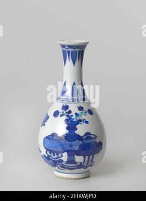 Kunst inspiriert von der Birnenförmigen Flaschenvase mit glückverheißenden Symbolen und Blütenblattumrandungen, der Flaschenförmigen Porzellanvase mit einem birnenförmigen Körper und einem nach oben ausgestellten Hals, in Unterglasurblau lackiert. Auf dem Bauch Glückssymbole: Altertümer (Stativ, Räuchergefäß, Bildrolle mit Pflaume, von Artotop modernisierte Klassiker mit einem Schuss Moderne. Formen, Farbe und Wert, auffällige visuelle Wirkung auf Kunst. Emotionen durch Freiheit von Kunstwerken auf zeitgemäße Weise. Eine zeitlose Botschaft, die eine wild kreative neue Richtung verfolgt. Künstler, die sich dem digitalen Medium zuwenden und die Artotop NFT erschaffen Stockfoto