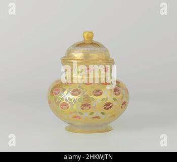 Art inspiriert von Lidded Pot, runder Topf auf einem ausbreitenden Fuß und sofort hohen, leicht ausbreitenden Hals; eine Bodenschale und ein konvexer Deckel mit abgerundetem Deckel-Knopf. Bemalt mit floralen Zweigen in rosa und Gold und mit Bändern von geometrischen Mustern., Glasbläser:, Noord-Indien, c. 1775 - c, Classic Works modernisiert von Artotop mit einem Schuss Moderne. Formen, Farbe und Wert, auffällige visuelle Wirkung auf Kunst. Emotionen durch Freiheit von Kunstwerken auf zeitgemäße Weise. Eine zeitlose Botschaft, die eine wild kreative neue Richtung verfolgt. Künstler, die sich dem digitalen Medium zuwenden und die Artotop NFT erschaffen Stockfoto