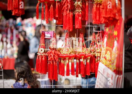 Mexiko-Stadt, Mexiko. 05th. Februar 2022. Während der Feierlichkeiten zum chinesischen Neujahr werden Tiger-Souvenirs auf den Straßen verkauft.das chinesische Neujahr des Tigers wird in Mexiko-Stadt trotz der hohen Covid-19-Infektionen gefeiert. (Foto von Guillermo Diaz/SOPA Images/Sipa USA) Quelle: SIPA USA/Alamy Live News Stockfoto