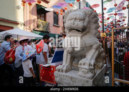 Mexiko-Stadt, Mexiko. 05th. Februar 2022. Eine Tigerstatue, die während der Feierlichkeiten zum chinesischen Neujahr in Chinatown zu sehen ist.das chinesische Neujahr des Tigers wird in Mexiko-Stadt trotz der hohen Covid-19-Infektionen gefeiert. (Foto von Guillermo Diaz/SOPA Images/Sipa USA) Quelle: SIPA USA/Alamy Live News Stockfoto