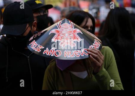 Mexiko-Stadt, Mexiko. 05th. Februar 2022. Eine Frau, die während der Feierlichkeiten zum chinesischen Neujahr einen chinesischen Hut in der Hand hat.das chinesische Neujahr des Tigers wird in Mexiko-Stadt trotz der hohen Covid-19-Infektionen gefeiert. (Foto von Guillermo Diaz/SOPA Images/Sipa USA) Quelle: SIPA USA/Alamy Live News Stockfoto