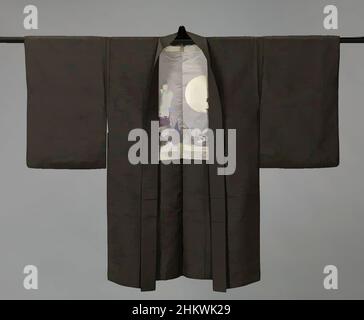 Kunst inspiriert von der Jacke des Menschen, man's Haori mit Flöte spielen Mann, Haori für einen Mann mit einem Ornament auf dem Futter eines stehenden Flöte spielen Mann, mit im Hintergrund ein Mann mit gezeichnet schwer gegen den Kreis des Mondes. Schwarze glänzende Seide (Habutae) mit Brokatstoff-Verzierung, von Artotop modernisierte Classic Works mit einem Schuss Modernität. Formen, Farbe und Wert, auffällige visuelle Wirkung auf Kunst. Emotionen durch Freiheit von Kunstwerken auf zeitgemäße Weise. Eine zeitlose Botschaft, die eine wild kreative neue Richtung verfolgt. Künstler, die sich dem digitalen Medium zuwenden und die Artotop NFT erschaffen Stockfoto