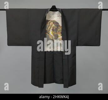 Kunst inspiriert von Herrenjacke, Herrenhaori mit Tiger, Mond und Bambus, Haori für einen Mann mit einer Dekoration auf dem Innenfutter eines Tigers, der unter einem bewölkten Halbmond von hinten bedrohlich aussieht. Schwarze glänzende Seide (Habutae) mit Brokatstoff-Verzierung. Ein Familienwappen (mon) der von Artotop modernisierten Classic Works mit einem Schuss Modernität. Formen, Farbe und Wert, auffällige visuelle Wirkung auf Kunst. Emotionen durch Freiheit von Kunstwerken auf zeitgemäße Weise. Eine zeitlose Botschaft, die eine wild kreative neue Richtung verfolgt. Künstler, die sich dem digitalen Medium zuwenden und die Artotop NFT erschaffen Stockfoto