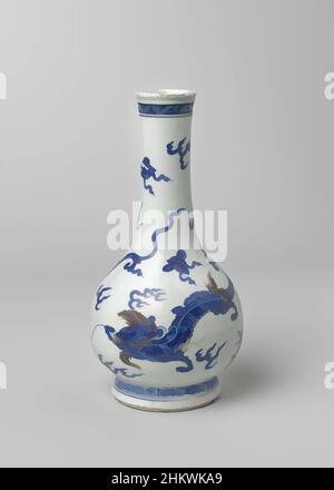 Kunst inspiriert von einer Birnenförmigen Flaschenvase mit Drachen, kostbaren Gegenständen und glückverheißenden Symbolen, einer Flaschenförmigen Porzellanvase mit birnenförmigem Bauch auf breitem Fuß, die in Blau und Rot unterglasiert ist. An der Wand zwei Mal ein Drache umgeben von wertvollen Objekten und glückverheißenden Symbolen, Classic Works modernisiert von Artotop mit einem Schuss Moderne. Formen, Farbe und Wert, auffällige visuelle Wirkung auf Kunst. Emotionen durch Freiheit von Kunstwerken auf zeitgemäße Weise. Eine zeitlose Botschaft, die eine wild kreative neue Richtung verfolgt. Künstler, die sich dem digitalen Medium zuwenden und die Artotop NFT erschaffen Stockfoto