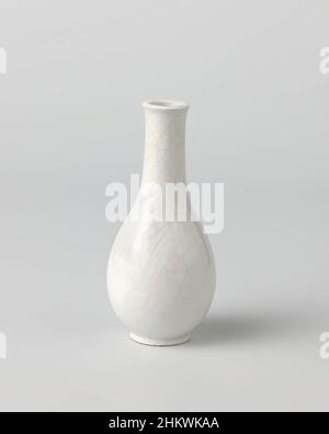 Kunst inspiriert von einer Birnenförmigen Vase mit eingeschnittenen blühenden Pflanzen, einer Birnenförmigen Vase aus Porzellan, bedeckt mit einer durchscheinenden weißen, knisternden Glasur. Die Wand ist mit eingeschnittenen Blütenpflanzen geschmückt. Weißes Porzellan, monochrome., China, c. 1700 - c. 1799, Porzellan, Glasur, Gravur, Classic Works modernisiert von Artotop mit einem Schuss Moderne. Formen, Farbe und Wert, auffällige visuelle Wirkung auf Kunst. Emotionen durch Freiheit von Kunstwerken auf zeitgemäße Weise. Eine zeitlose Botschaft, die eine wild kreative neue Richtung verfolgt. Künstler, die sich dem digitalen Medium zuwenden und die Artotop NFT erschaffen Stockfoto
