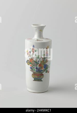 Kunst inspiriert von zylindrischer Vase mit zwei Blumenkörben und Blütensprays, zylindrische Vase aus Porzellan mit Trompetenhals, auf der Glasur in blau, rot, grün, gelb, Auberginen und schwarz gemalt. Auf dem Körper zweimal ein Blumenkorb mit Ruyi-Motiv gefüllt mit Chrysantheme, Pfingstrose und Lotus, Classic Works modernisiert von Artotop mit einem Schuss Moderne. Formen, Farbe und Wert, auffällige visuelle Wirkung auf Kunst. Emotionen durch Freiheit von Kunstwerken auf zeitgemäße Weise. Eine zeitlose Botschaft, die eine wild kreative neue Richtung verfolgt. Künstler, die sich dem digitalen Medium zuwenden und die Artotop NFT erschaffen Stockfoto