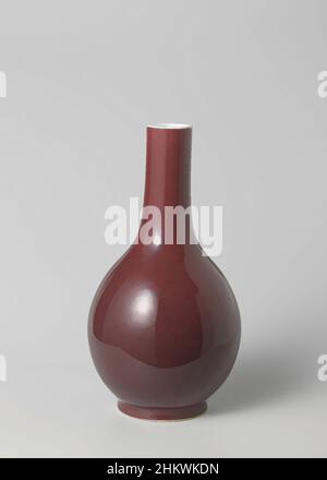 Kunst inspiriert von einer Birnenförmigen Flaschenvase mit roter Glasur, einer Flaschenförmigen Vase aus Porzellan mit birnenförmigem Körper und langem, zylindrischem Hals, bedeckt mit einer monochromen roten Glasur. Im Fuß- und Lippenrand weiß glasiert. Monochrome., China, c. 1720 - c. 1740, Porzellan, Glasur, Classic Works modernisiert von Artotop mit einem Schuss Moderne. Formen, Farbe und Wert, auffällige visuelle Wirkung auf Kunst. Emotionen durch Freiheit von Kunstwerken auf zeitgemäße Weise. Eine zeitlose Botschaft, die eine wild kreative neue Richtung verfolgt. Künstler, die sich dem digitalen Medium zuwenden und die Artotop NFT erschaffen Stockfoto