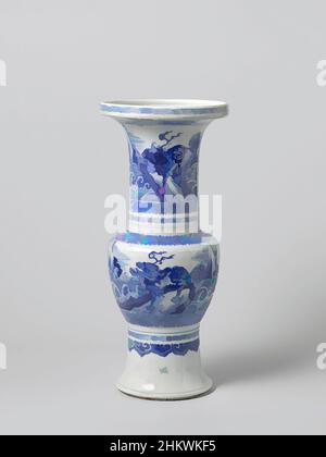 Kunst inspiriert von Baluster Vase mit vier Tafeln mit einem Qilin auf einem Felsen zwischen Wellen, Baluster Vase aus Porzellan mit hohem, breitem Hals mit erhöhtem Rand, in Unterglasur blau gemalt. Zwei Kartuschen am Bauch und am Hals mit einem Qilin auf einem Felsen zwischen Wellen; die Kartuschen sind geschnitzt, Classic Works modernisiert von Artotop mit einem Schuss Moderne. Formen, Farbe und Wert, auffällige visuelle Wirkung auf Kunst. Emotionen durch Freiheit von Kunstwerken auf zeitgemäße Weise. Eine zeitlose Botschaft, die eine wild kreative neue Richtung verfolgt. Künstler, die sich dem digitalen Medium zuwenden und die Artotop NFT erschaffen Stockfoto