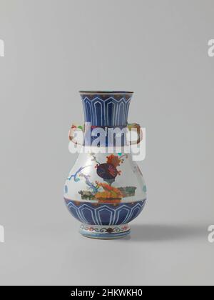 Kunst inspiriert von einer birnenförmigen Vase mit Zierrahmen, blühenden Pflanzen, Reisenzäunen und Vögeln, einer birnenförmigen Vase aus Porzellan mit breitem, leicht ausbreitendem Hals und zwei modellierten Ohren in Form von Tierköpfen. Gemalt in Unterglasur blau und auf der Glasur blau, rot, grün, Classic Works modernisiert von Artotop mit einem Schuss Moderne. Formen, Farbe und Wert, auffällige visuelle Wirkung auf Kunst. Emotionen durch Freiheit von Kunstwerken auf zeitgemäße Weise. Eine zeitlose Botschaft, die eine wild kreative neue Richtung verfolgt. Künstler, die sich dem digitalen Medium zuwenden und die Artotop NFT erschaffen Stockfoto