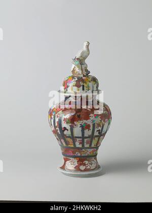 Kunst inspiriert von bedeckt Baluster Glas mit Figuren in einem Innenraum hinter Rahmen, prunus Bäume und florale Rollen, Deckel von Baluster geformt lidded Glas aus Porzellan, in Unterglasur blau und auf der Glasur rot, schwarz und Gold gemalt. An der Wand gemalte Gitter, dekoriert mit modellierten, von Artotop modernisierten klassischen Werken mit einem Schuss Moderne. Formen, Farbe und Wert, auffällige visuelle Wirkung auf Kunst. Emotionen durch Freiheit von Kunstwerken auf zeitgemäße Weise. Eine zeitlose Botschaft, die eine wild kreative neue Richtung verfolgt. Künstler, die sich dem digitalen Medium zuwenden und die Artotop NFT erschaffen Stockfoto