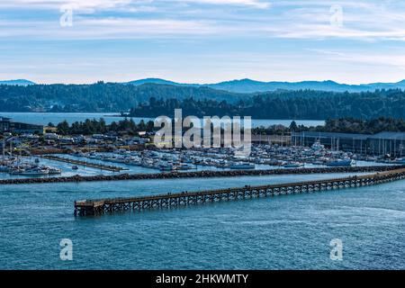 Der Crabbing Pier und der Yachthafen an der Yaquina Bay in Newport in Oregon, USA Stockfoto