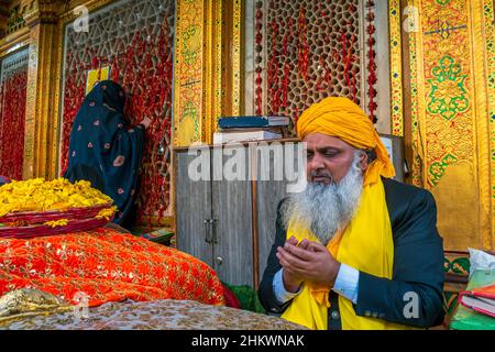 Neu-Delhi, Indien. 05th. Februar 2022. Eine Frau und ein Mann beten während der Feier von Basant Panchami in Hazrat Nizamuddin Dargah in Delhi, Indien.das Fest wurde am 05. Februar dieses Jahres gefeiert. (Foto von Mohsin Javed/Pacific Press) Quelle: Pacific Press Media Production Corp./Alamy Live News Stockfoto