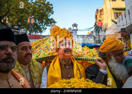 Neu-Delhi, Indien. 05th. Februar 2022. Menschen während der Feier von Basant Panchami in Hazrat Nizamuddin Dargah in Delhi, Indien.das Fest wurde am 05. Februar dieses Jahres gefeiert. (Foto von Mohsin Javed/Pacific Press) Quelle: Pacific Press Media Production Corp./Alamy Live News Stockfoto