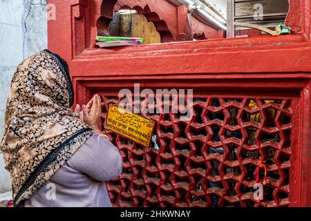 Neu-Delhi, Indien. 05th. Februar 2022. Eine Frau, die im Heiligtum von Amir Khusru (Dichter) während der Feier von Basant Panchami in Nizamuddin Dargah in Delhi, Indien, betet.das Fest wurde am 05. Februar dieses Jahres gefeiert. (Foto von Mohsin Javed/Pacific Press) Quelle: Pacific Press Media Production Corp./Alamy Live News Stockfoto