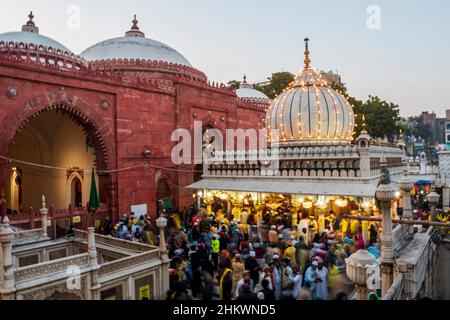 Neu-Delhi, Indien. 05th. Februar 2022. Der Schrein von Hazrat Nizamuddin Auliya in Delhi während der Feier von Basant Panchami.das Fest wurde am 05. Februar dieses Jahres gefeiert. (Foto von Mohsin Javed/Pacific Press) Quelle: Pacific Press Media Production Corp./Alamy Live News Stockfoto