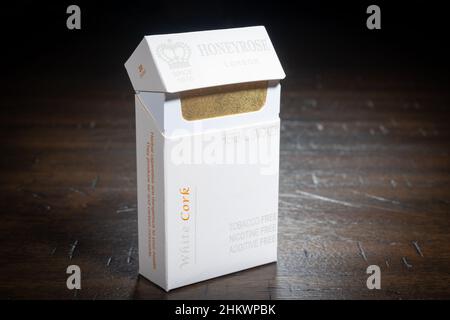 SAINT CLOUD, MINNESOTA - 5. FEBRUAR 2022: Eine Packung Honeyrose Brand Kräuterzigaretten sitzt auf einem Holztisch. Stockfoto