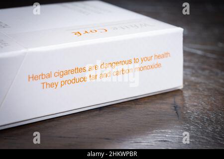 SAINT CLOUD, MINNESOTA - 5. FEBRUAR 2022: Eine Packung Honeyrose Brand Kräuterzigaretten sitzt auf einem Holztisch. Stockfoto