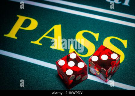 Professionelle Würfel im Casino-Stil sitzen auf dem Pass-Abschnitt eines Würfeltisches. Stockfoto