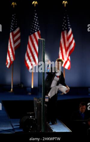 Chicago, Illinois, USA, 20081104: Eventmitarbeiter reinigen das schusssichere Glas an den Seiten des Podests bei der Obama-Wahlnacht auf dem Hutchinson Field im Grant Park, Chicago Foto: Orjan F. Ellingvag/ Dagbladet/ Corbis Stockfoto