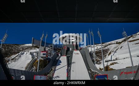 Zhangjiakou, China. 06th. Februar 2022. Olympia, National Ski Jumping Center. Blick auf die Schanze. Quelle: Hendrik Schmidt/dpa/Alamy Live News Stockfoto