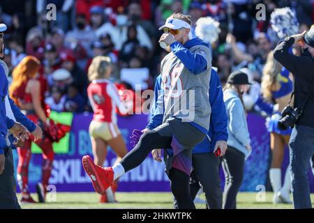 Las Vegas, Nevada, USA. 5th. Februar 2022. San Francisco 49ers Tight End George Kittle (85) beendete seinen Kaffee während des NFC Pro Bowl Trainings im Las Vegas Ballpark in Las Vegas, Nevada. Darren Lee/CSM/Alamy Live News Stockfoto