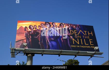 Los Angeles, California, USA 1st. Februar 2022 Eine allgemeine Sicht auf die Atmosphäre des Todes auf dem Nil Billboard am Sunset Blvd am 1. Februar 2022 in Los Angeles, Kalifornien, USA. Foto von Barry King/Alamy Stockfoto Stockfoto