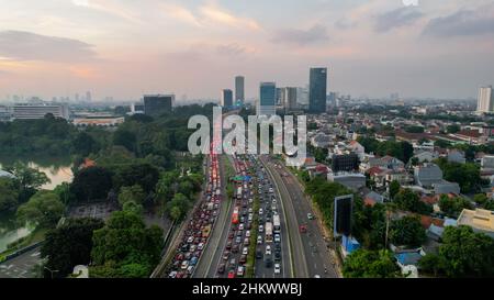 Luftaufnahme des Jakarta Highway Verkehrs entlang der Jendral Sudirman Road am Nachmittag an Wochentagen. Jakarta, Indonesien, Februar 6 2022 Stockfoto