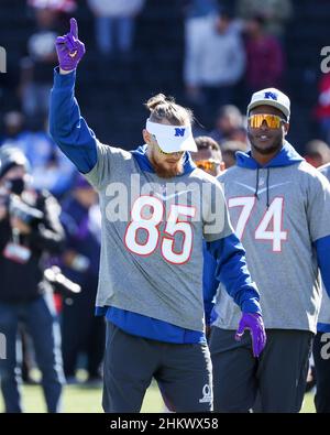 Las Vegas, Nevada, USA. 5th. Februar 2022. San Francisco 49ers Tight End George Kittle (85) signalisiert #1 während des NFC Pro Bowl Trainings im Las Vegas Ballpark in Las Vegas, Nevada. Darren Lee/CSM/Alamy Live News Stockfoto