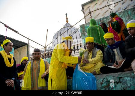 Neu-Delhi, Delhi, Indien. 5th. Februar 2022. Menschen während der Feier von Basant Panchami in Hazrat Nizamuddin Dargah in Delhi, Indien.das Fest wurde am 05. Februar dieses Jahres gefeiert. (Bild: © Mohsin Javed/Pacific Press via ZUMA Press Wire) Stockfoto