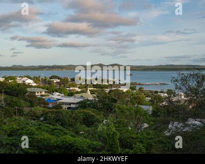 Thursday Island vom Green Hill Fort aus gesehen. Horn Island in der Ferne über Ellis Channel. Stockfoto