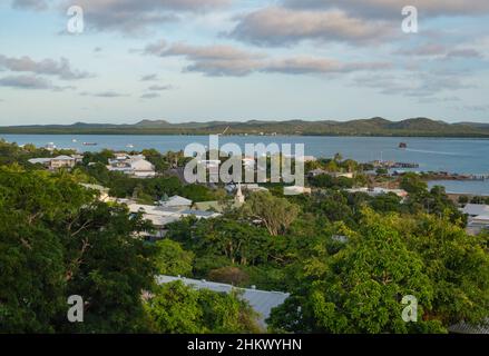 Thursday Island vom Green Hill Fort aus gesehen. Horn Island in der Ferne über Ellis Channel. Stockfoto