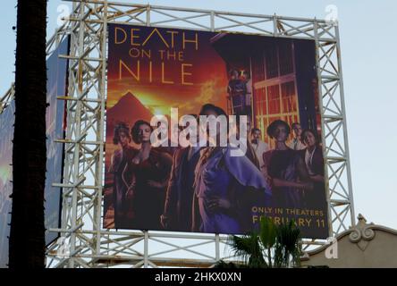 Los Angeles, California, USA 1st. Februar 2022 Eine allgemeine Sicht auf die Atmosphäre des Todes auf dem Nil Billboard am Sunset Blvd am 1. Februar 2022 in Los Angeles, Kalifornien, USA. Foto von Barry King/Alamy Stockfoto Stockfoto